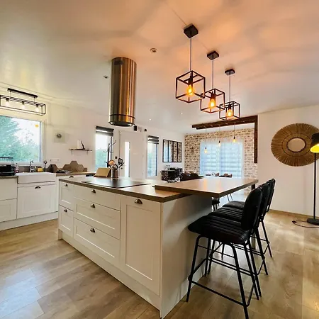 Vakantiehuis La Montbourgeoise Stylish House Close To The Town Center *