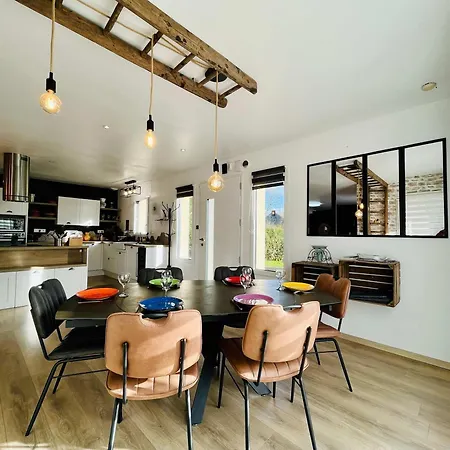 La Montbourgeoise Stylish House Close To The Town Center Hébergement de vacances *