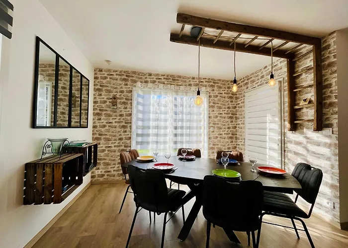 La Montbourgeoise Stylish House Close To The Town Center Hébergement de vacances Montebourg