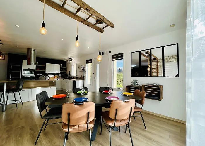 La Montbourgeoise Stylish House Close To The Town Center Hébergement de vacances *