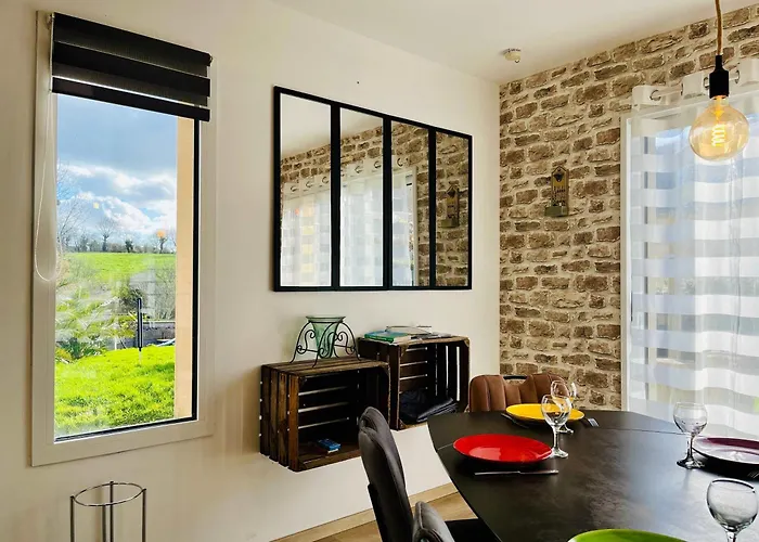 La Montbourgeoise Stylish House Close To The Town Center Hébergement de vacances Montebourg