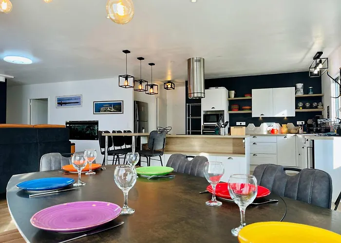 La Montbourgeoise Stylish House Close To The Town Center Hébergement de vacances *