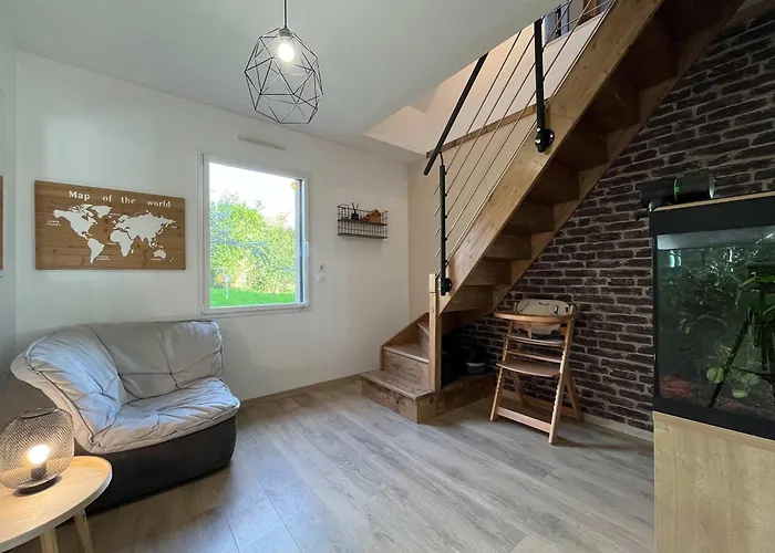 La Montbourgeoise Stylish House Close To The Town Center Hébergement de vacances *