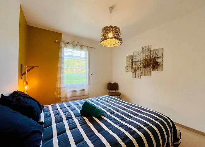 La Montbourgeoise Stylish House Close To The Town Center Hébergement de vacances Montebourg