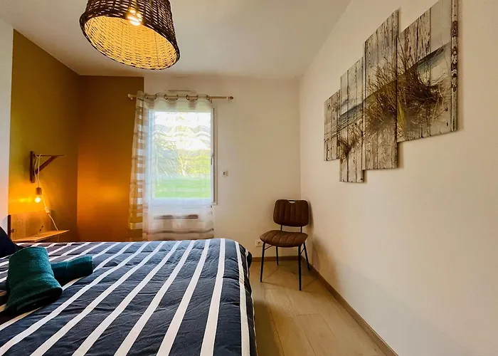 La Montbourgeoise Stylish House Close To The Town Center Hébergement de vacances *