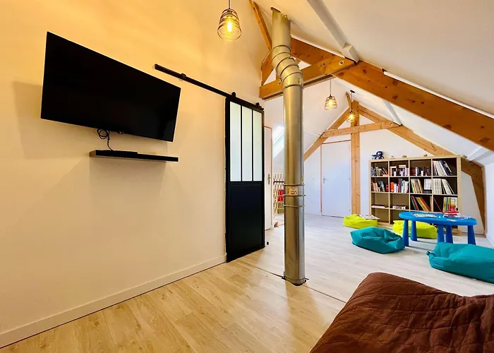 La Montbourgeoise Stylish House Close To The Town Center Hébergement de vacances Montebourg