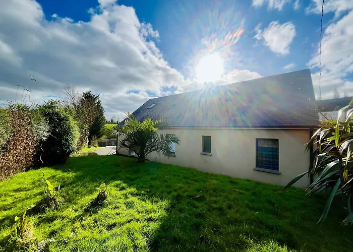 La Montbourgeoise Stylish House Close To The Town Center Hébergement de vacances *